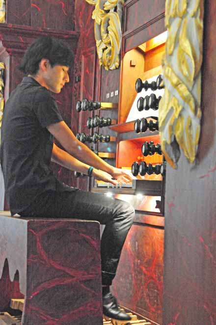 Kensuke Ohira an der Stertzing-Orgel in Büßleben