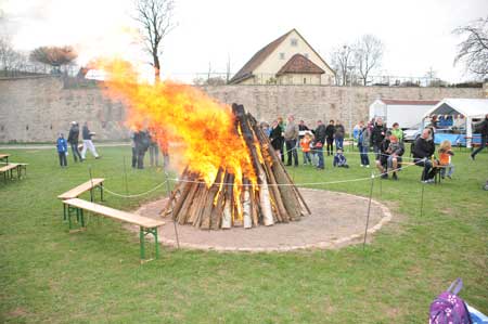 Brauchtumsfeuer zum Frühlingsfest Petersberg Erfurt