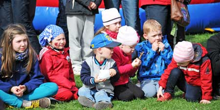 aufmerksame kleine Gäste zum Frühlingsfest Petersberg Erfurt